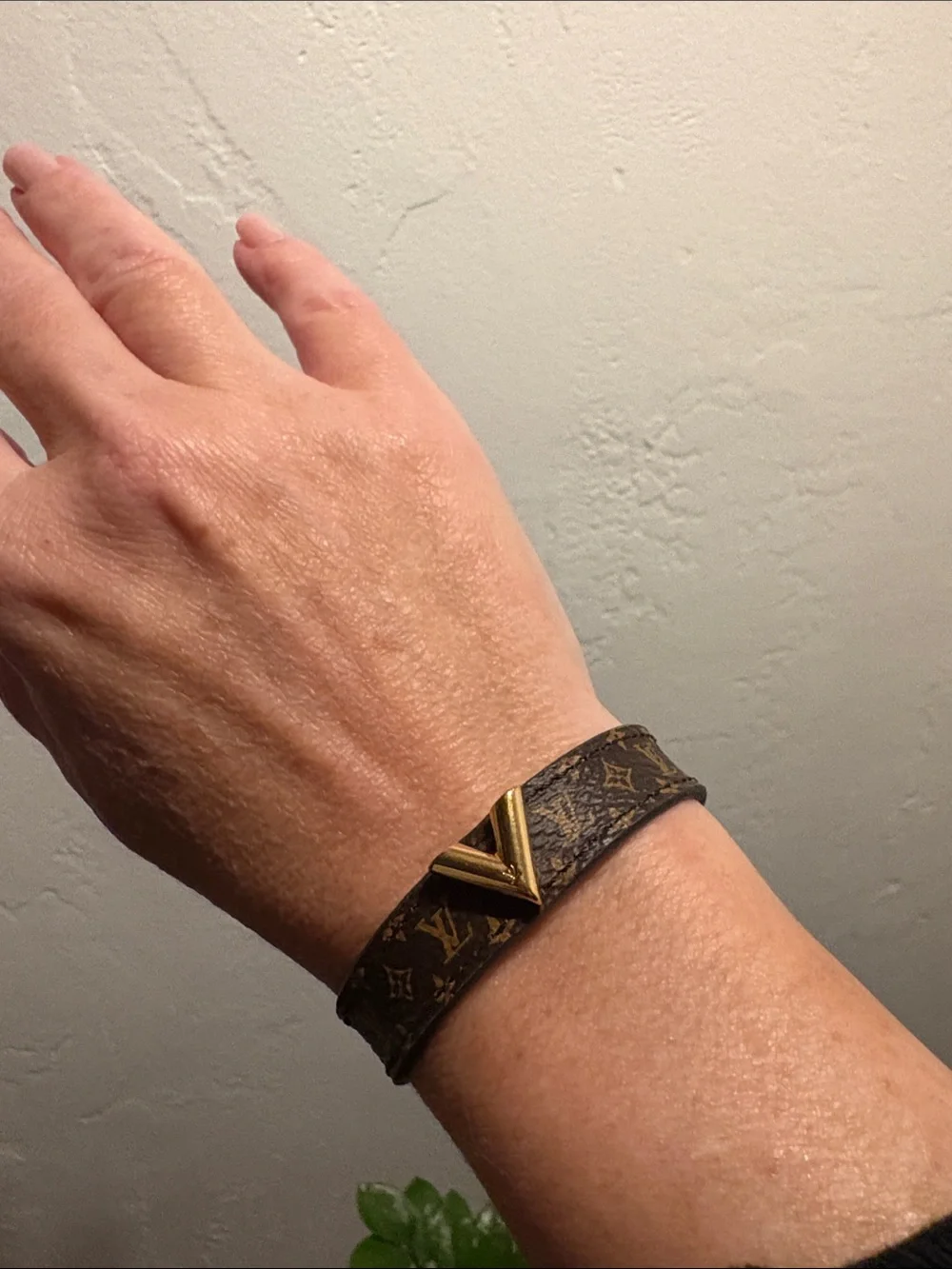 Louis Vuitton Essential V bracelet